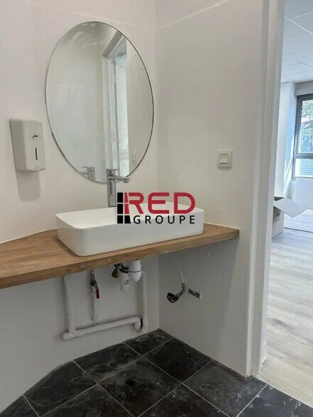 Office in Aix-en-Provence for lease - Building Photo - Image 3 of 14