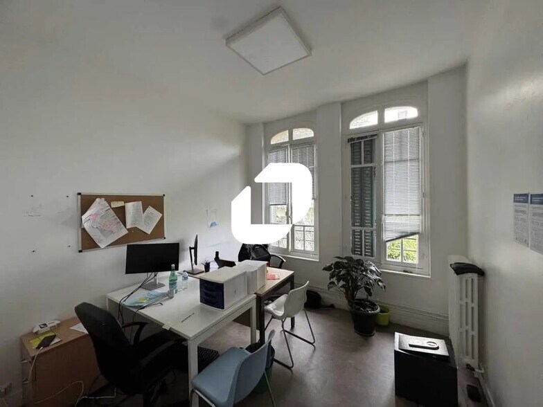 Office in Malakoff for lease - Building Photo - Image 1 of 12