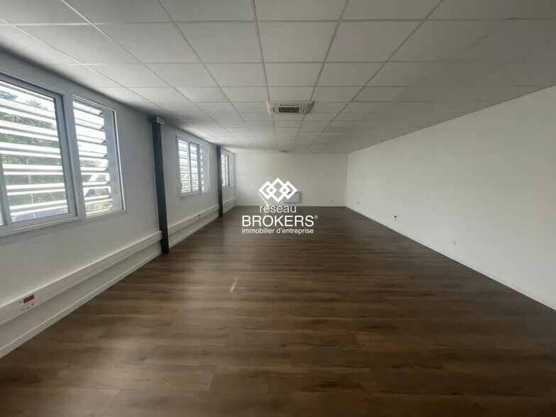 Industrial in Aix-en-Provence for lease - Interior Photo - Image 3 of 8