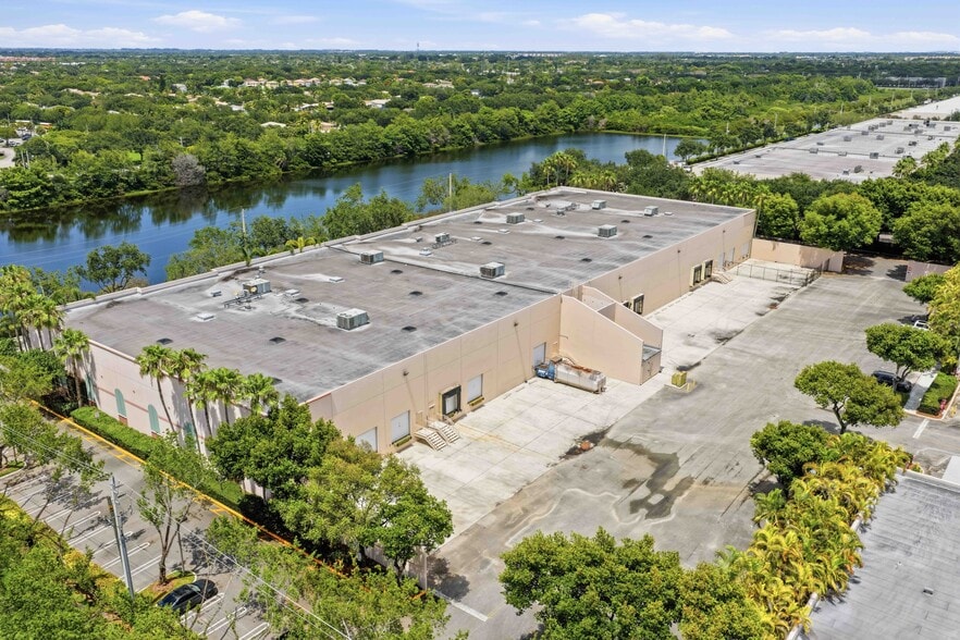 2704-2784 Executive Way, Miramar, FL à louer - Photo du bâtiment - Image 2 de 6