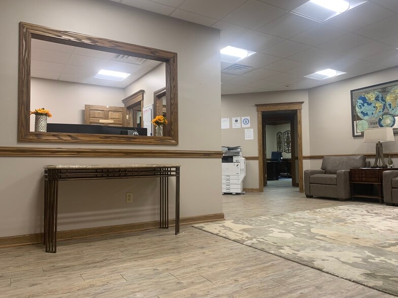 4790 Douglas Cir, Canton, OH for lease - Interior Photo - Image 3 of 7