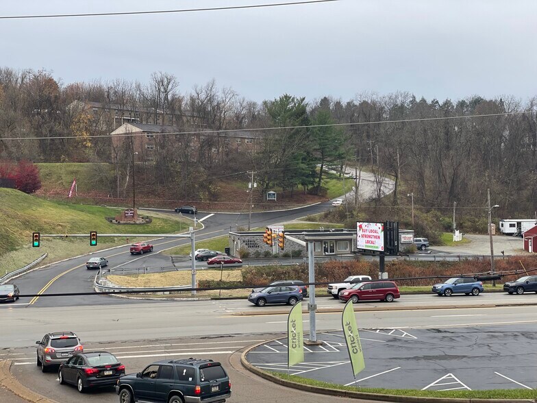 28 Fairwood Dr, Irwin, PA à vendre - Photo du bâtiment - Image 2 de 4