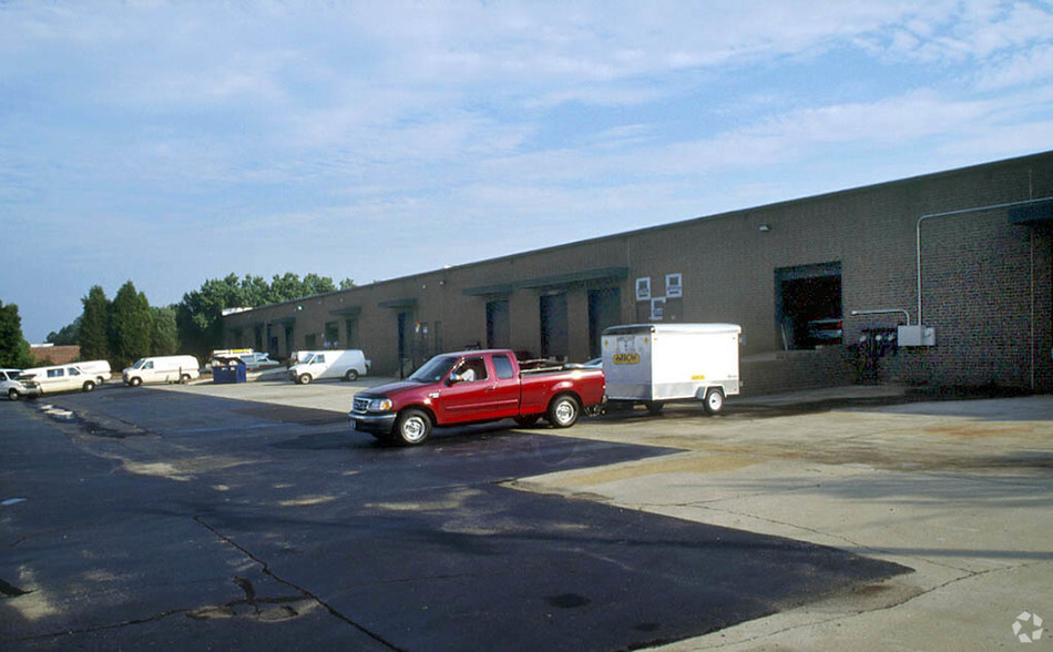 8041 Arrowridge Blvd, Charlotte, NC for lease - Building Photo - Image 2 of 7