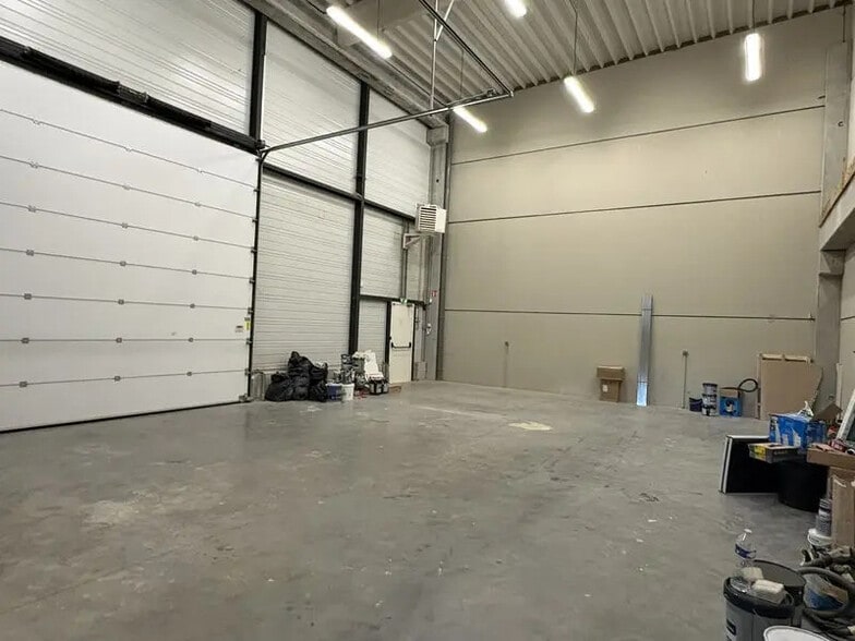 Office in Saint-Quentin-Fallavier for lease - Interior Photo - Image 2 of 6