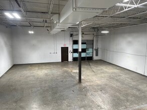 10987 Lin Valle Dr, Affton, MO for lease Building Photo- Image 2 of 4