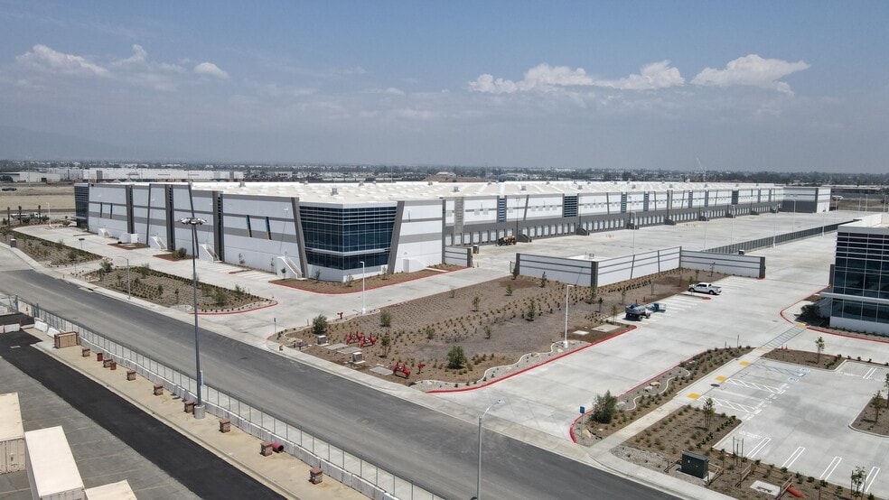 9151 Dreamland Dr, Fontana, CA à louer - Photo du bâtiment - Image 2 de 15