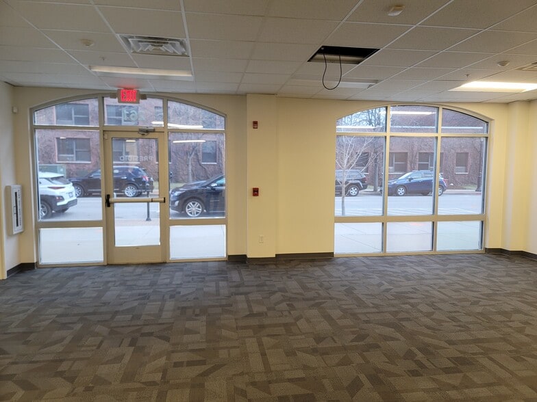 261 N 4th St, Springfield, IL for lease - Interior Photo - Image 3 of 11