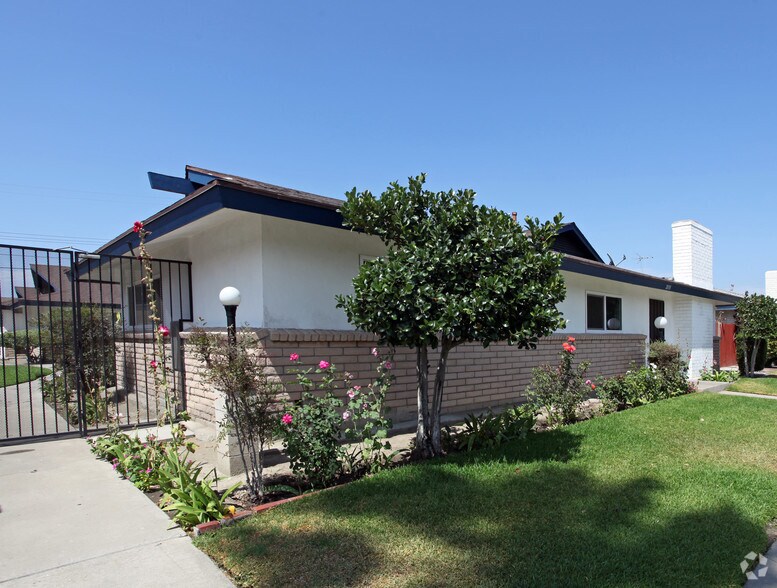 2133 E Almont Ave, Anaheim, CA à vendre - Photo principale - Image 1 de 10