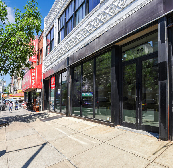 294-296 Grand St, New York, NY for lease - Building Photo - Image 1 of 2