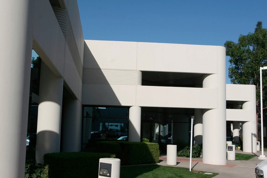 213 Technology Dr, Irvine, CA à louer - Photo du bâtiment - Image 2 de 11
