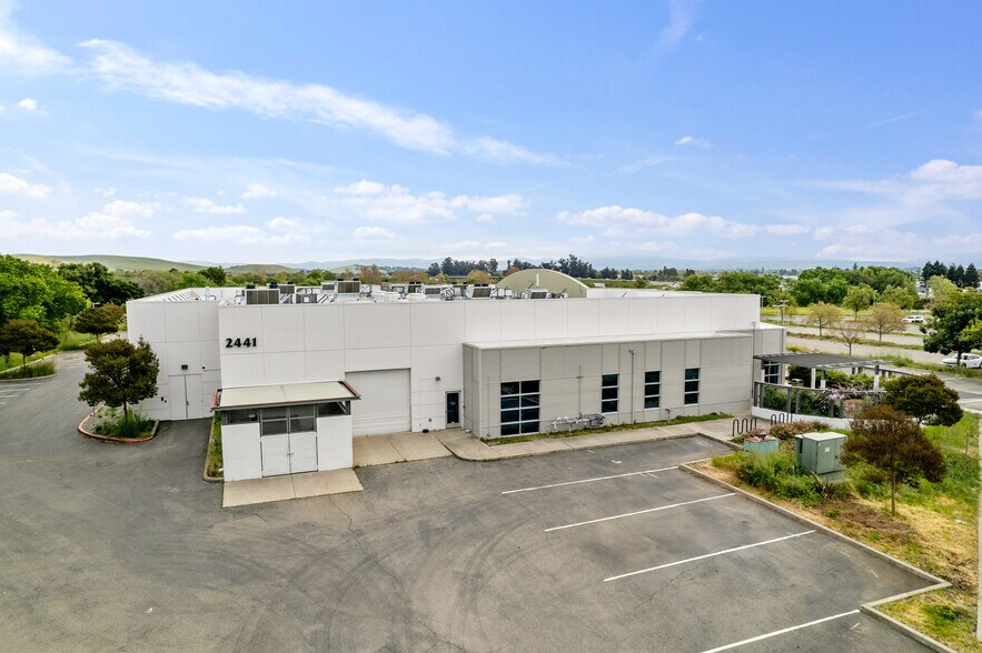 2441 Constitution Dr, Livermore, CA à louer - Photo du bâtiment - Image 3 de 6