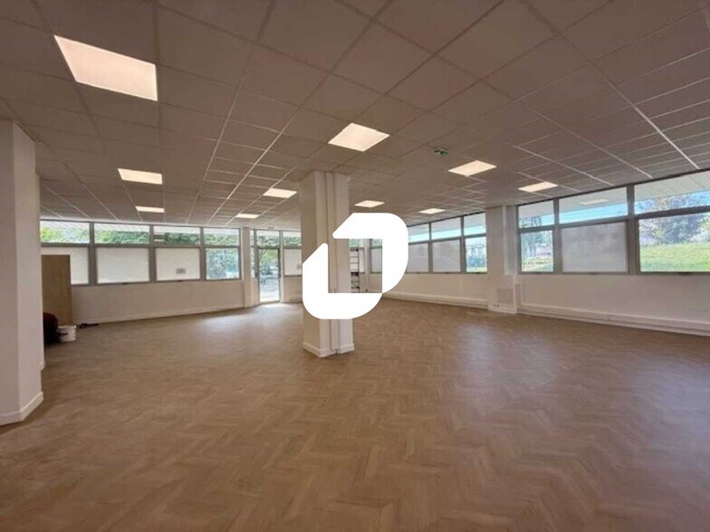 Office in Osny for lease - Building Photo - Image 1 of 16