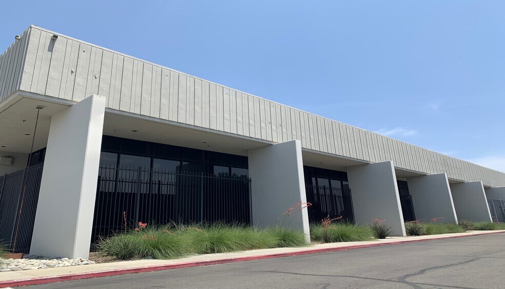 601 W Carob St, Compton, CA for lease - Building Photo - Image 2 of 5