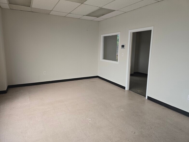 6109 Brookshire Blvd, Charlotte, NC à louer - Photo du bâtiment - Image 3 de 6