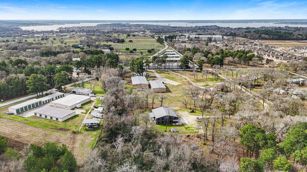 12726 Moon Rd, Willis, TX à vendre - Photo du bâtiment - Image 2 de 35