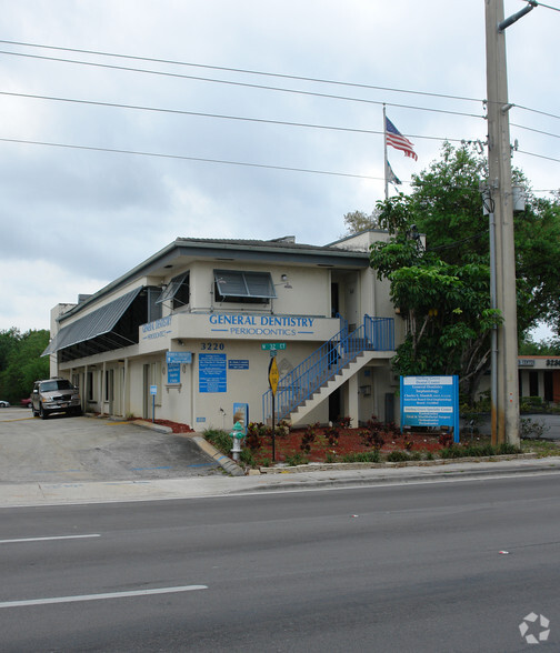 3220 Stirling Rd, Hollywood, FL à louer - Photo du bâtiment - Image 1 de 59