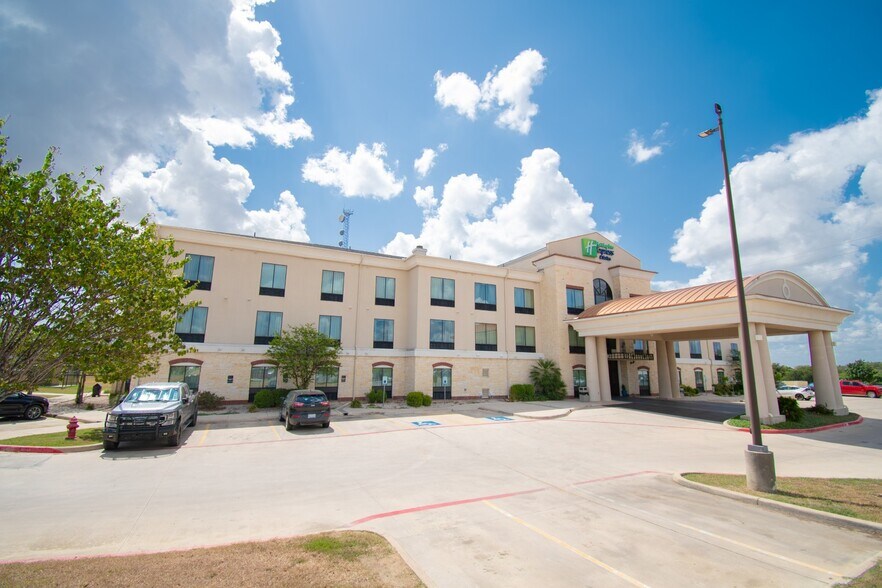 929 10th St, Floresville, TX à vendre - Photo du bâtiment - Image 3 de 18