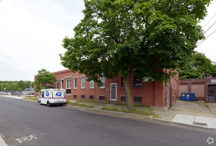 233-241 W Park St, Providence, RI à louer - Photo du bâtiment - Image 3 de 10