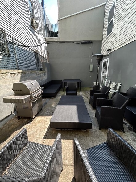 6702 Bergenline Ave, West New York, NJ à vendre - Photo du bâtiment - Image 3 de 46