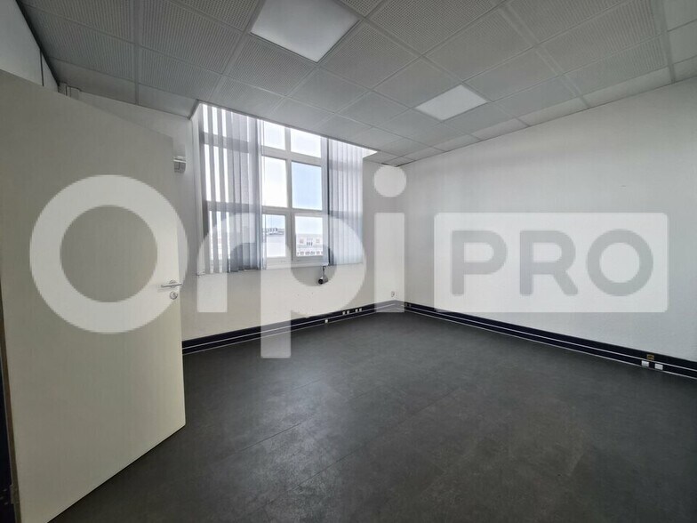 Office in Bétheny for lease - Interior Photo - Image 3 of 3