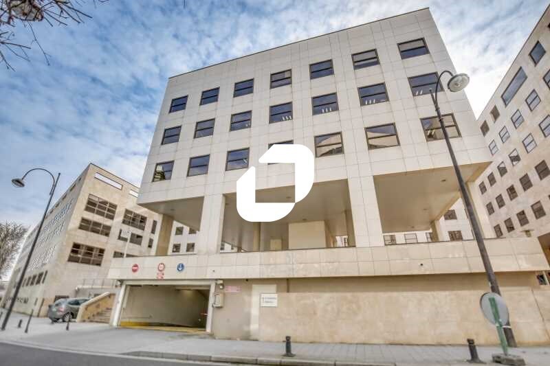 Bureau dans Rueil-Malmaison à louer - Photo du bâtiment - Image 3 de 3