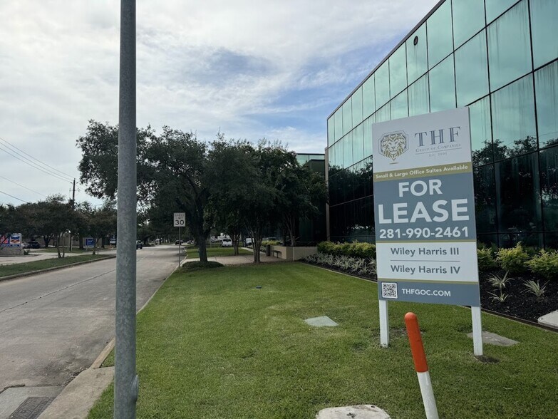 1880 S Dairy Ashford Rd, Houston, TX à louer - Photo du bâtiment - Image 3 de 13