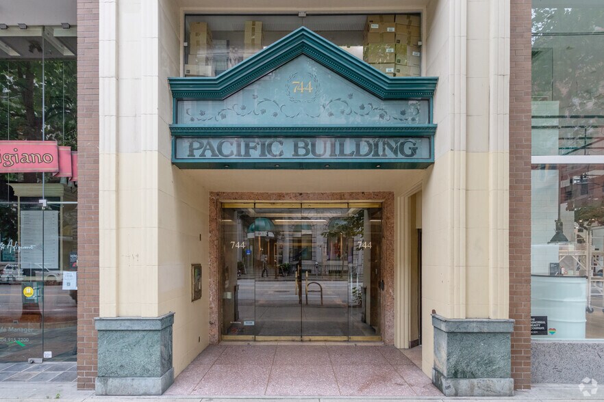 744 W Hastings St, Vancouver, BC à louer - Photo du bâtiment - Image 1 de 7