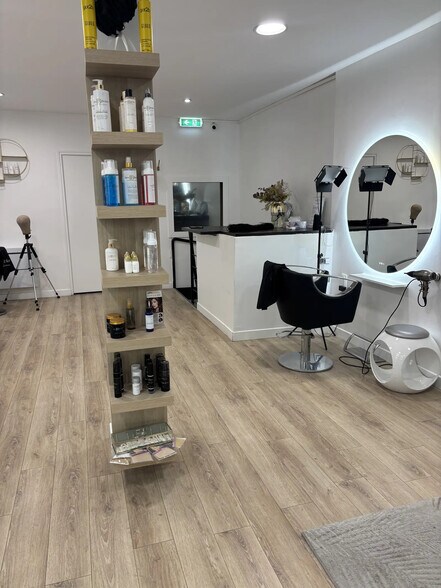 Retail in Paris for lease - Interior Photo - Image 1 of 4