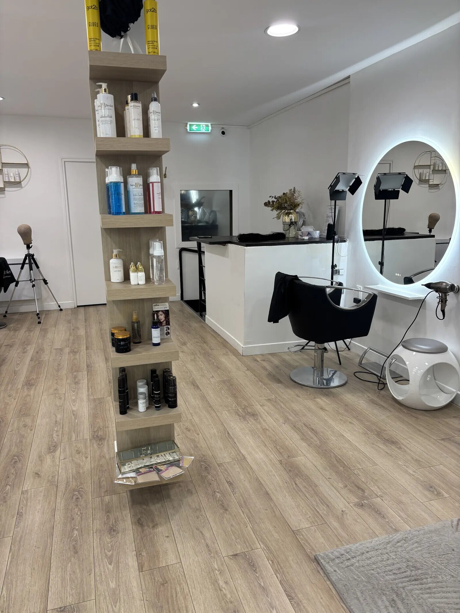 Retail in Paris for lease Interior Photo- Image 1 of 5