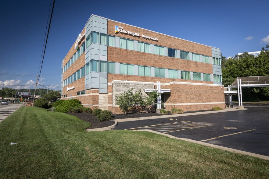 4850 Red Bank Rd, Cincinnati, OH à louer - Photo du bâtiment - Image 3 de 4