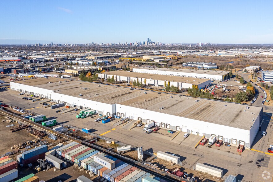 7003-7143 56 Av NW, Edmonton, AB à louer - Aérien - Image 3 de 5