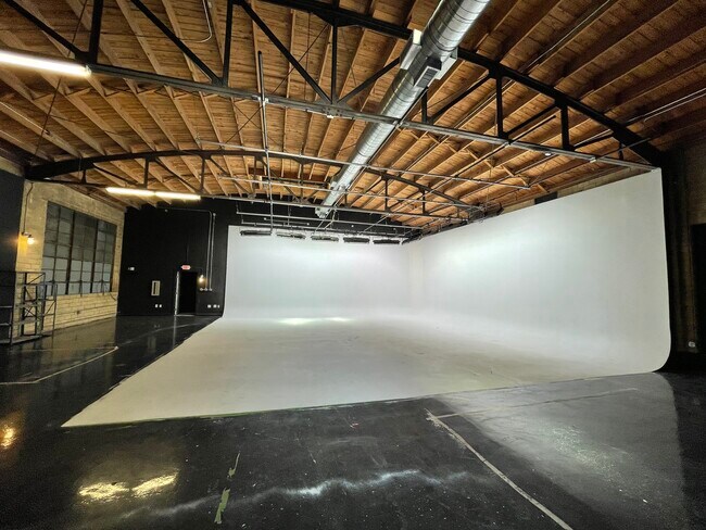 Plus de détails pour 200 E 4th St, Taylor, TX - Local d'activités à louer