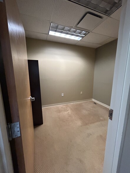 401 Monroe Tpke, Monroe, CT for lease - Interior Photo - Image 3 of 11