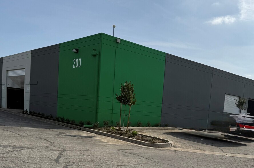 2300 S Reservoir St, Pomona, CA à louer - Photo du bâtiment - Image 2 de 13