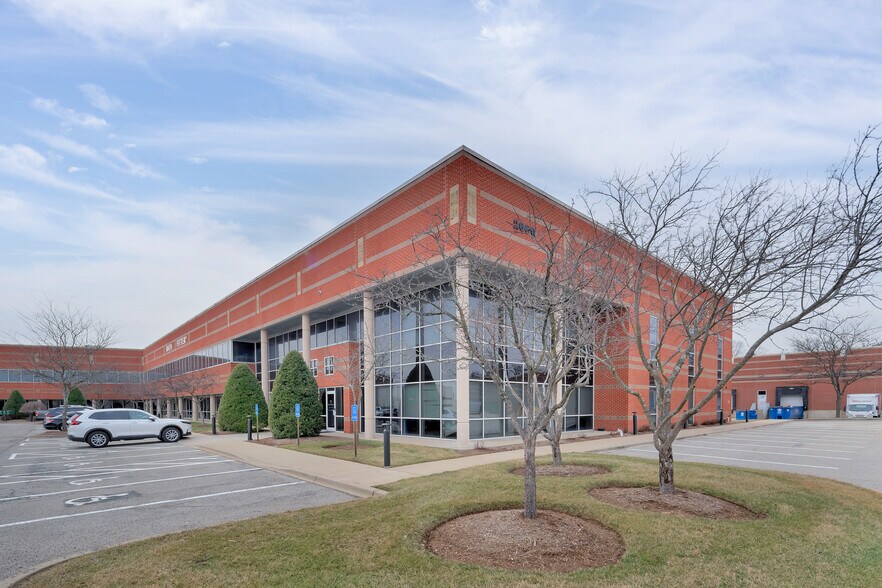 2600 Stanley Gault Pky, Louisville, KY à louer - Photo du bâtiment - Image 3 de 36