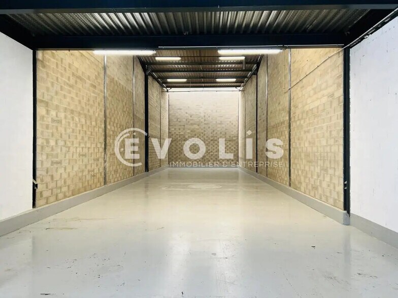 Flex in Noisy-le-Grand for lease - Interior Photo - Image 3 of 7