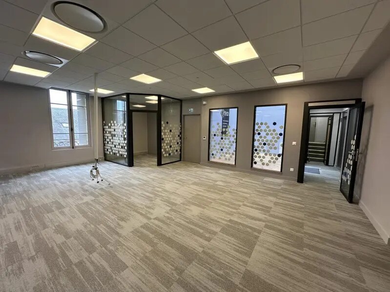 Office in Chartres for lease Interior Photo- Image 1 of 17