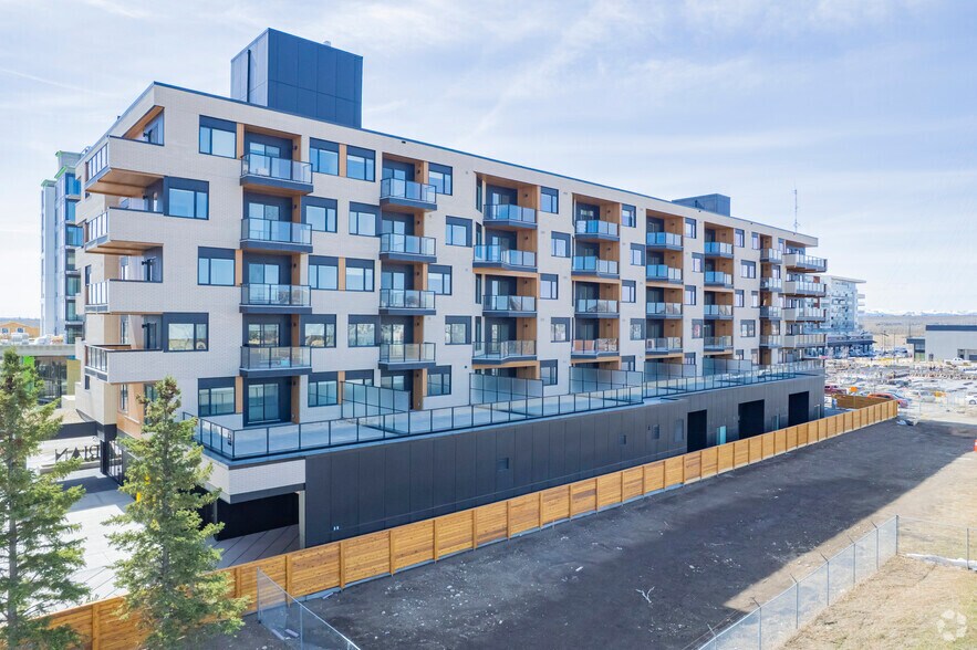8250 Broadcast Av SW, Calgary, AB à louer - Photo du bâtiment - Image 3 de 4