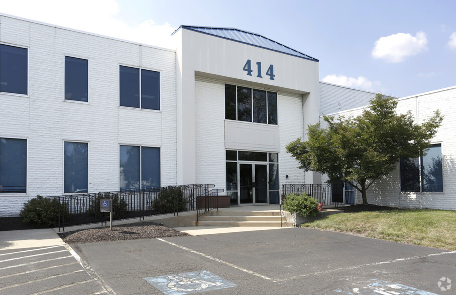 414 Commerce Dr, Fort Washington, PA for lease - Primary Photo - Image 1 of 5