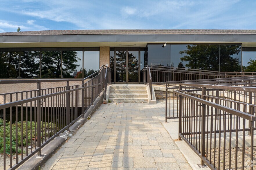 140 Renfrew Dr, Markham, ON for lease - Building Photo - Image 3 of 3