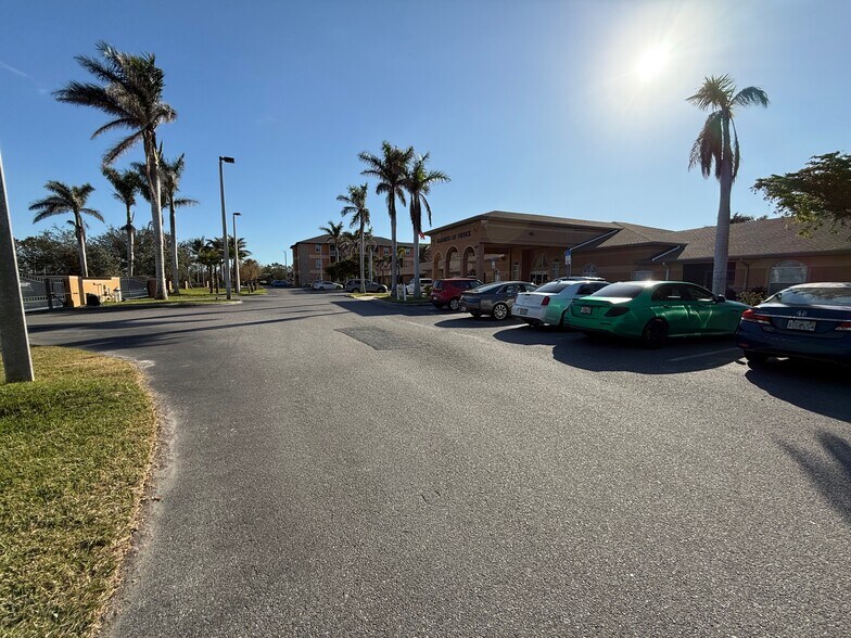 High-CAP Retirement Home, Venice, FL à vendre - Photo du bâtiment - Image 2 de 10