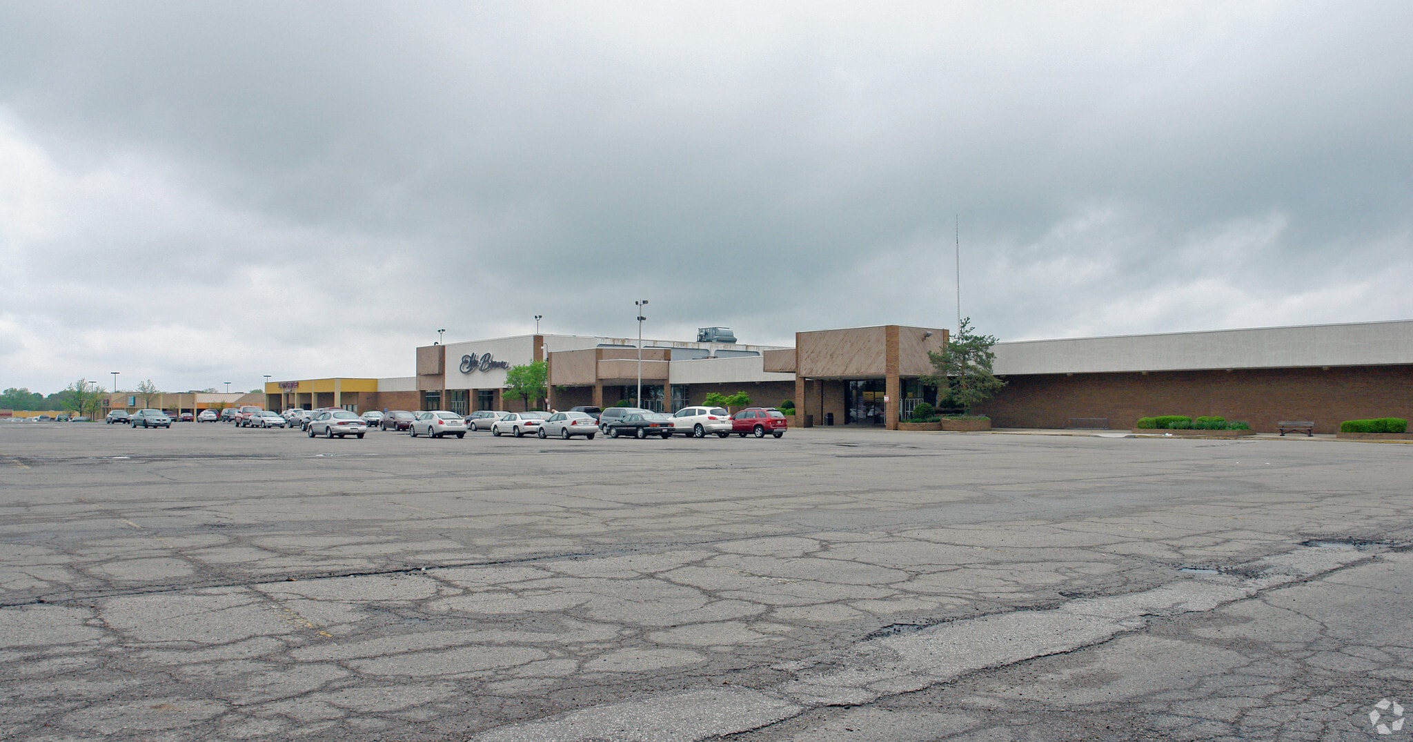 3181-3299 W Siebenthaler Ave, Dayton, OH for lease Primary Photo- Image 1 of 7