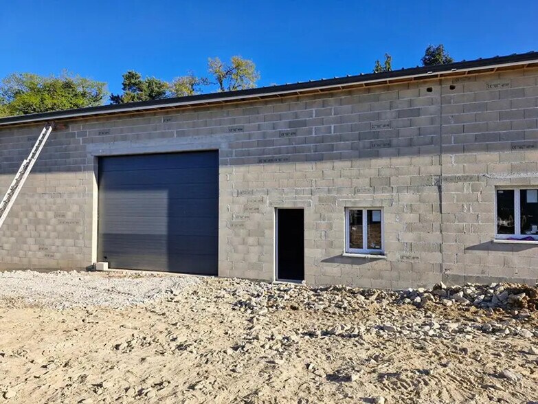 Industrial in Eyjeaux for lease - Building Photo - Image 2 of 3