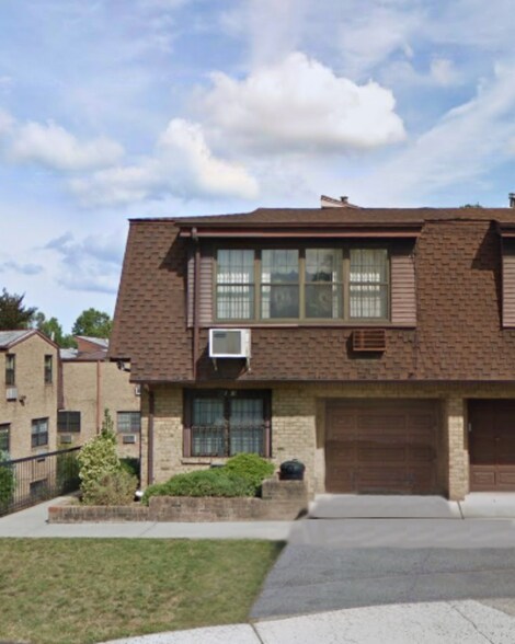 6119 232nd St, Oakland Gardens, NY à vendre - Photo du bâtiment - Image 1 de 1