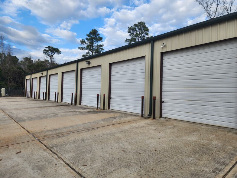 13398 Cedar Hill Dr, Montgomery, TX à vendre - Photo du bâtiment - Image 2 de 8