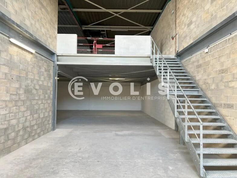 Flex in Neuilly-Plaisance for lease - Building Photo - Image 1 of 16