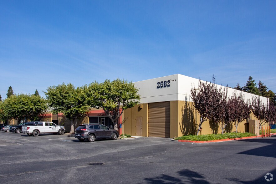2682 Middlefield Rd, Redwood City, CA à louer - Photo du bâtiment - Image 3 de 7