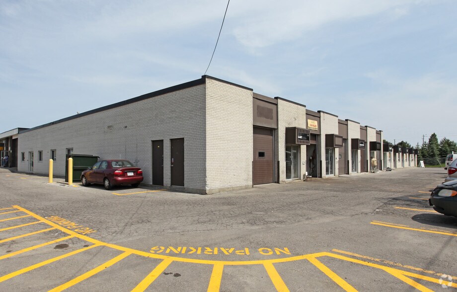 4469-4485 Chesswood Dr, Toronto, ON à louer - Photo du bâtiment - Image 3 de 4