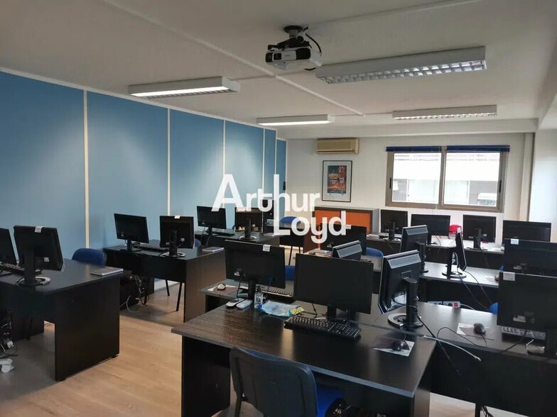 Office in Saint-Laurent-du-Var for lease - Interior Photo - Image 3 of 6