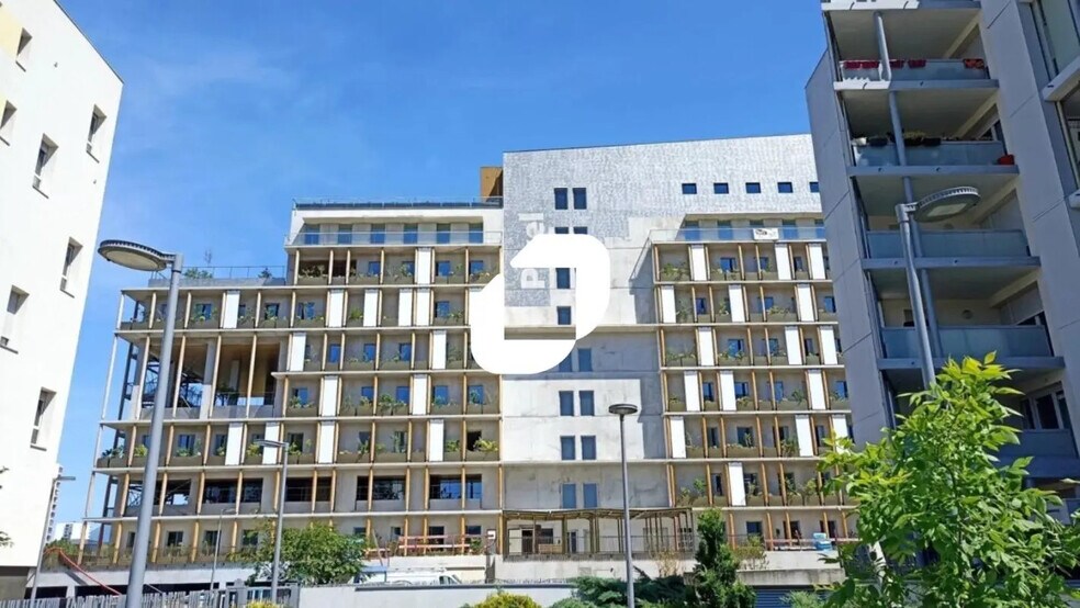 10 Bis Avenue Des Ftpf, Échirolles à louer - Photo du bâtiment - Image 3 de 6